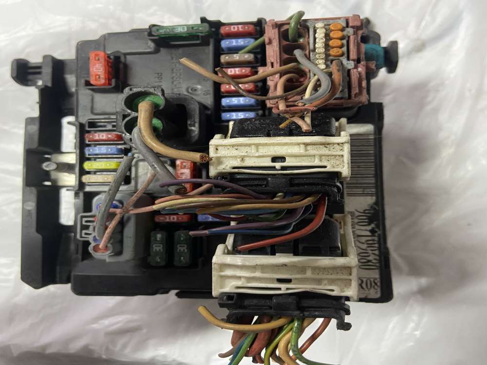 9667199680 Peugeot 207 Motor İçi Sigorta Kutusu R08